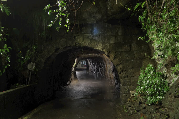 洞口的上方長方形的凹陷，是隧道遺落的名字