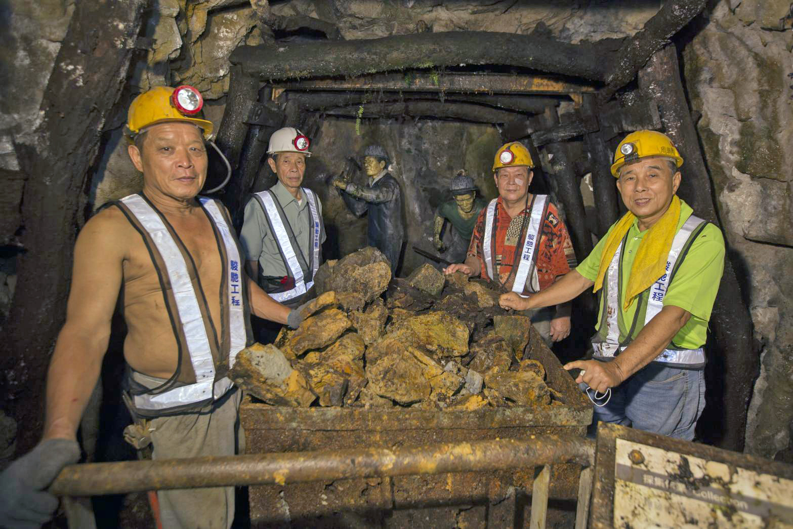 老礦工一同加入礦坑修復行業，希望能讓過去臺灣礦業的歷史，繼續流傳下去