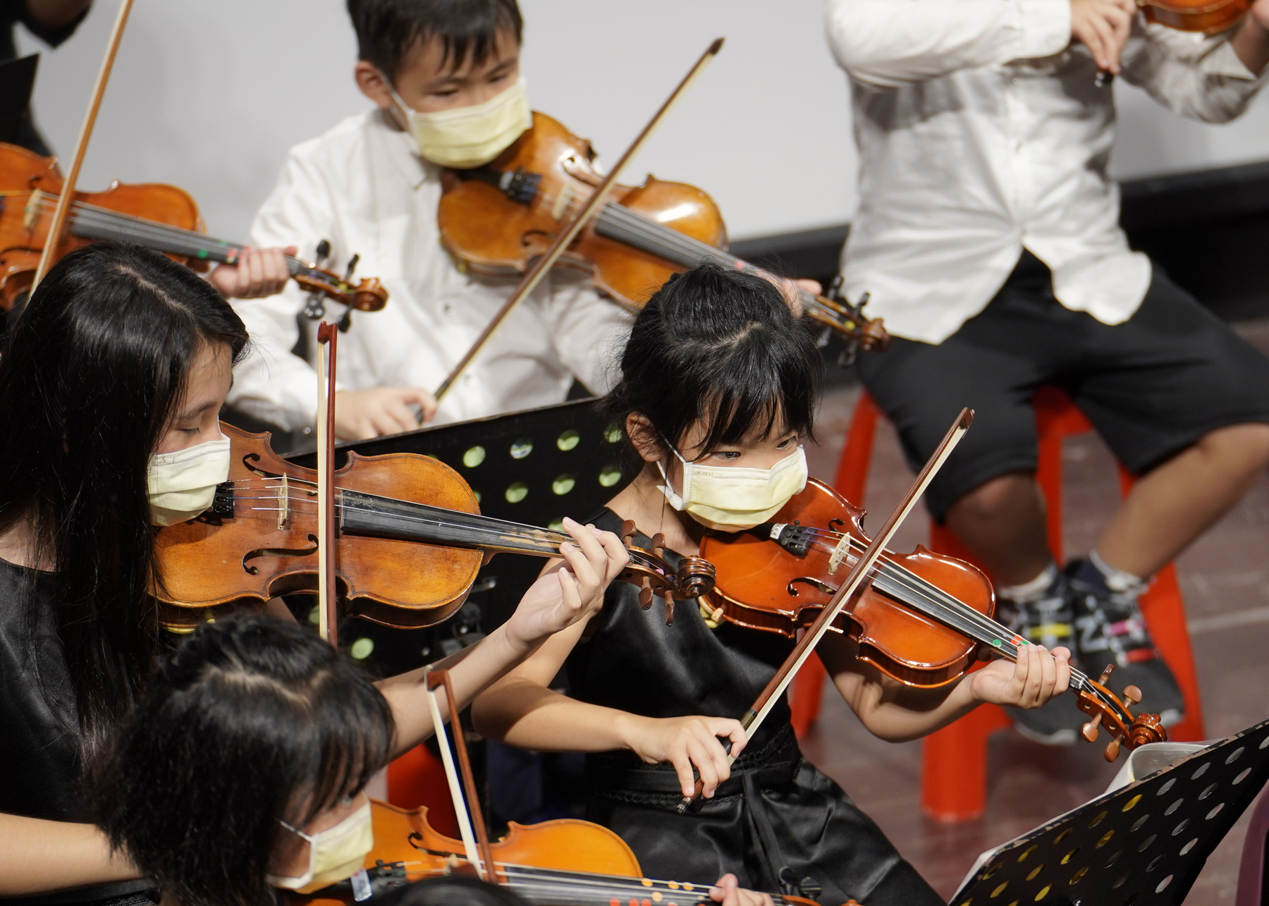 黃金博物館七月也與九份國小合作，在昇平戲院舉辦「黃金山城弦樂隊」成果展，深受遊客喜歡。
